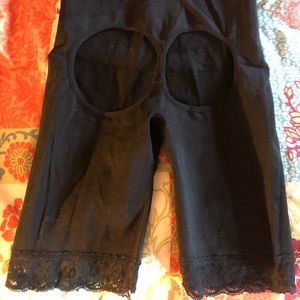 NWOT BOOTY LIFTER GIRDLE